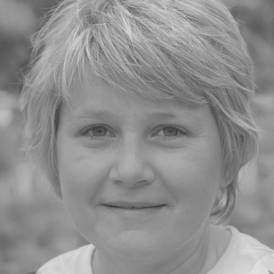 Portrait professionnel de Maëlle Rousseau, spécialiste en analyse financière du secteur tertiaire