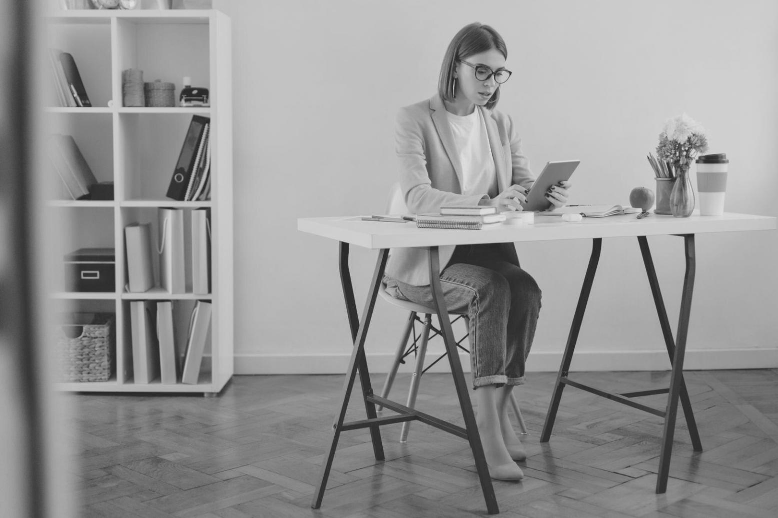 Espace de travail moderne avec analyses financières et graphiques de tendances sectorielles